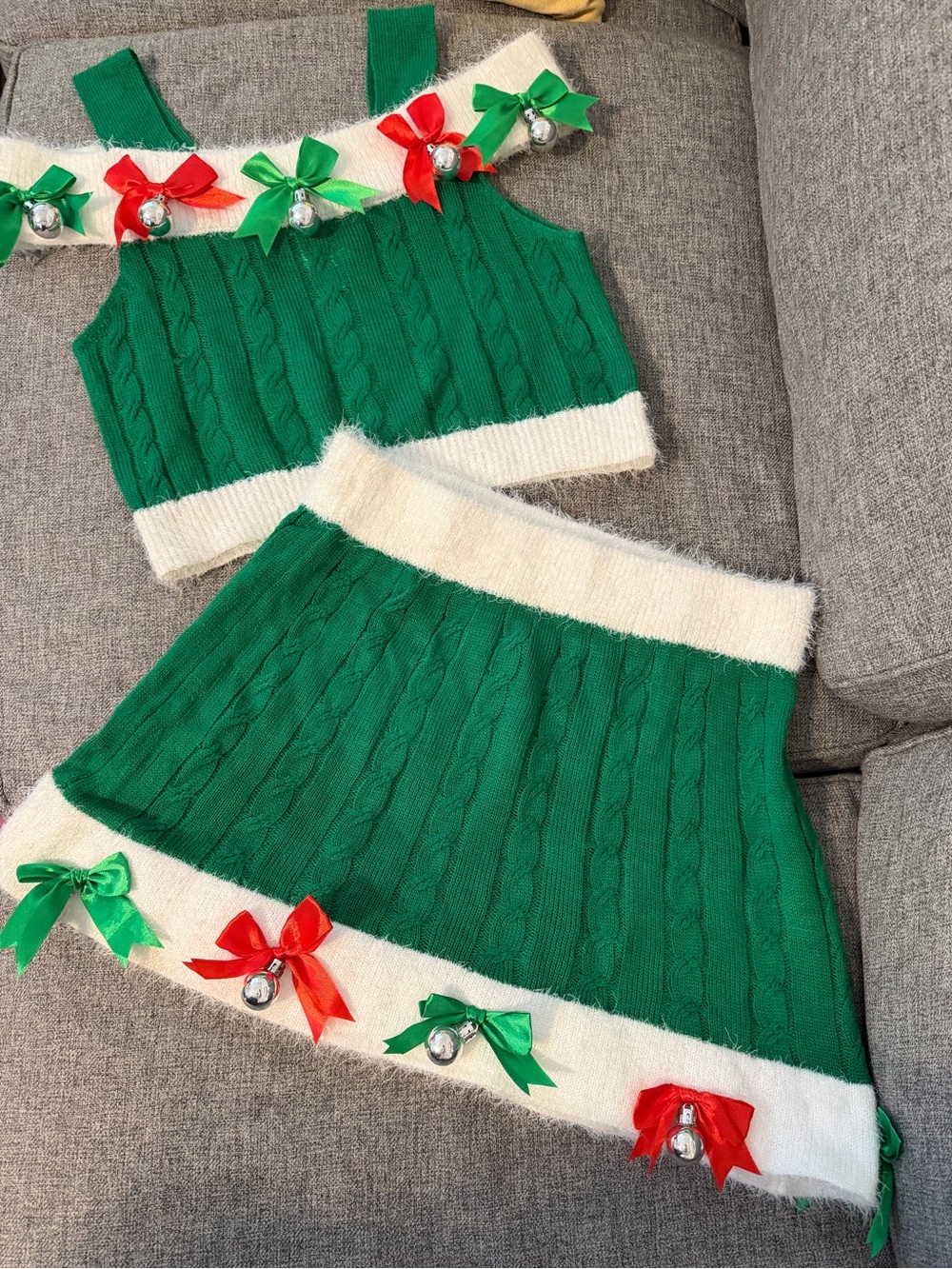 Planet Heart Green Cable Knit Holiday 2pc Set Bow & Bell Accents Med. Like New